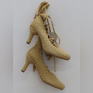 Isa Boulder Weavestrap Heels in color Grasshopper - Size 10 - NIB